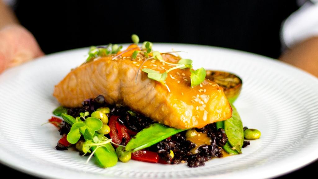 Salmón marinado en miso, arroz salteado con soja y verduras.