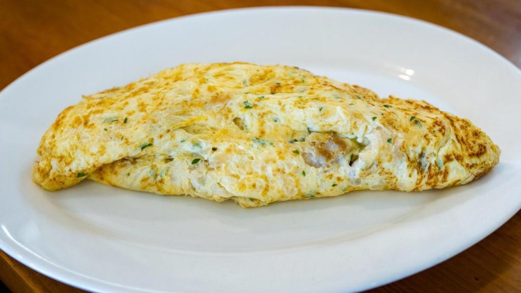 Típica tortilla de bacalao al estilo vasco en la playa de Alicante.