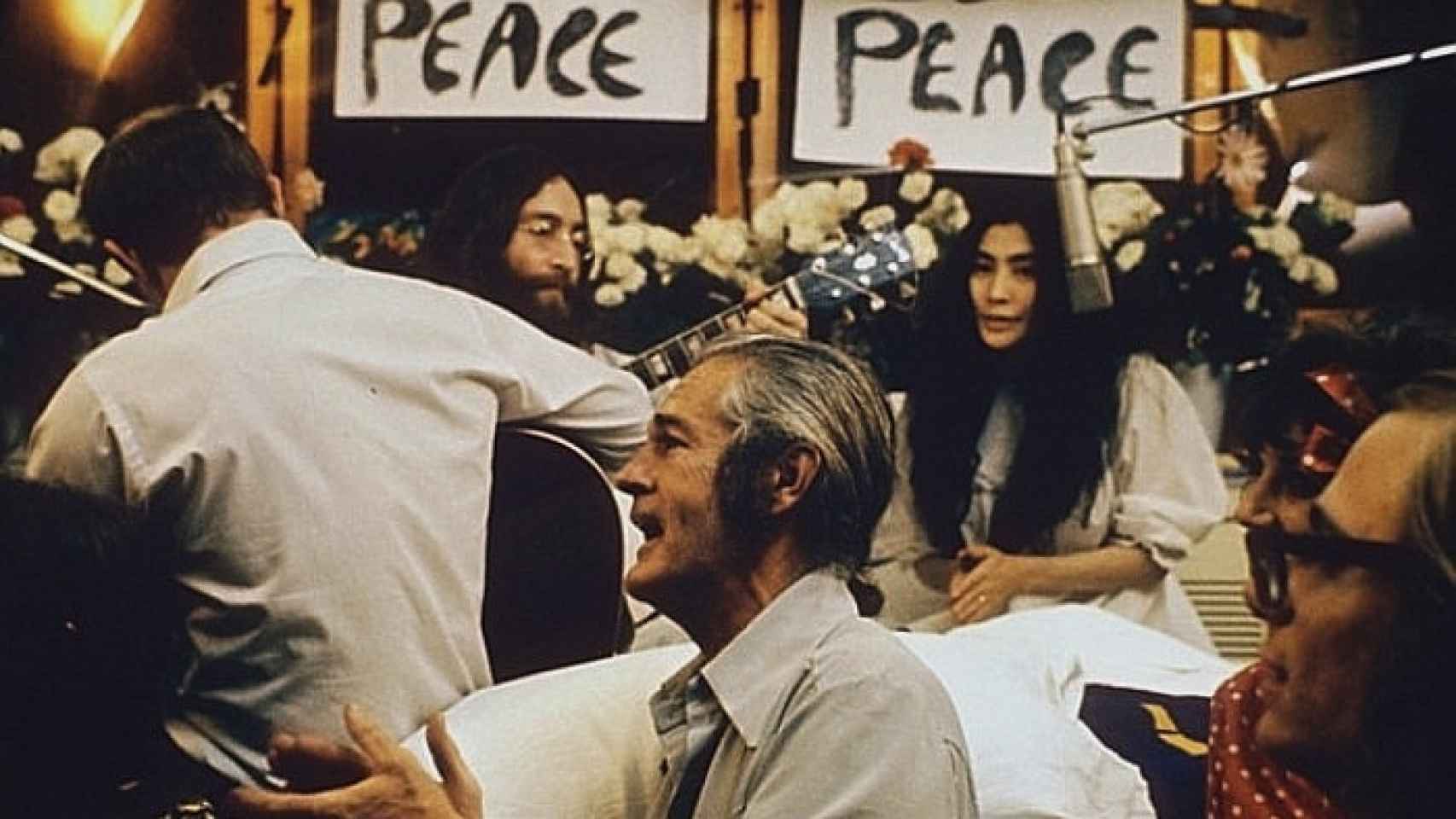 Grabando el disco 'Give Peace a Chance' en 1969. Timothy Leary al frente, al fondo John Lennon y Yoko Ono. Foto: Roy Kerwood