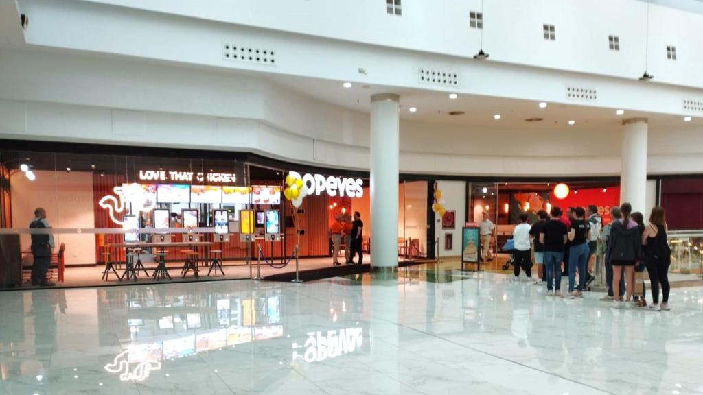 La cadena de hamburguesas de pollo Popeyes inaugura en Elche su cuarto local en la provincia.