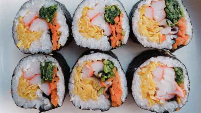 Kimbap, el primo coreano del sushi que no lleva pescado crudo y es mucho más fácil de hacer