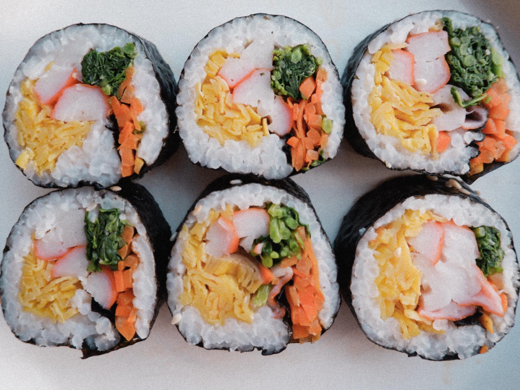 Kimbap, el primo coreano del sushi que no lleva pescado crudo y es mucho  más fácil de hacer