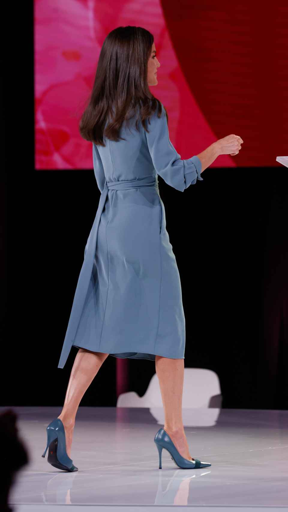 La reina Letizia ha recuperado un vestido atemporal de Adolfo Domínguez.