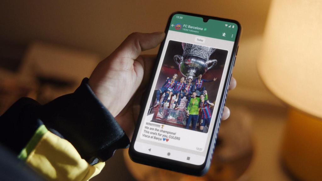 Los Canales de WhatsApp permiten seguir a empresas, organizaciones o equipos, como el FC Barcelona