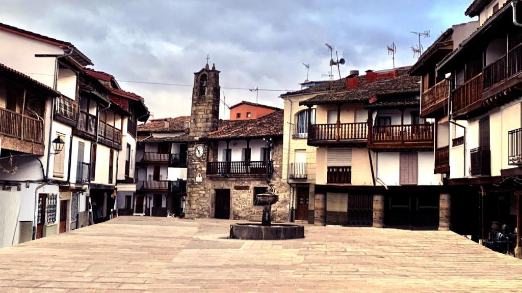 La plaza Aniceto Marinas de Villanueva de la Vera (Cáceres), que se convertirá en el escenario de la ópera 'El elixir de amor' de Gaetano Donizetti.