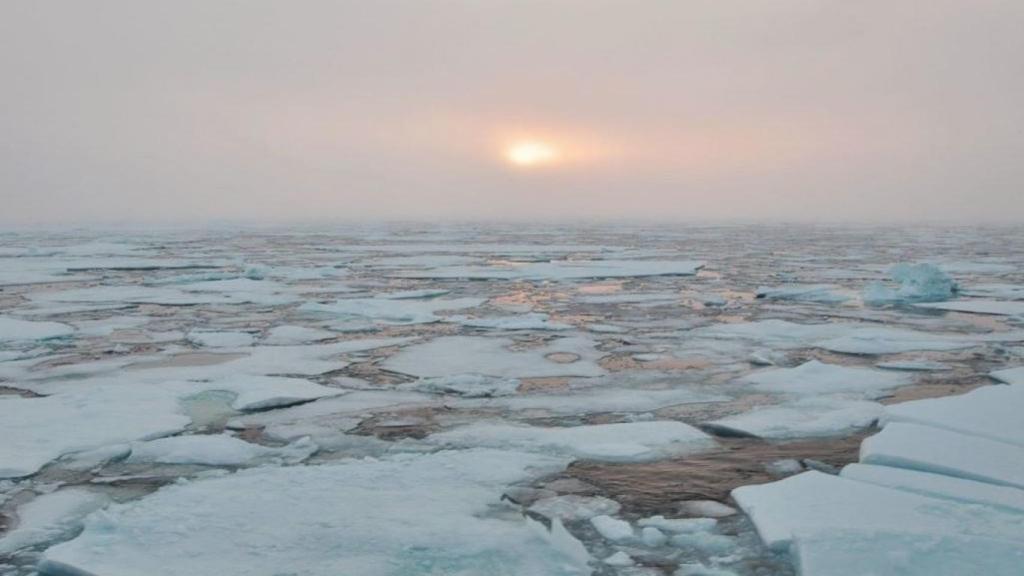 Amanecer en el horizonte de hielo en el Océano Ártico occidental.