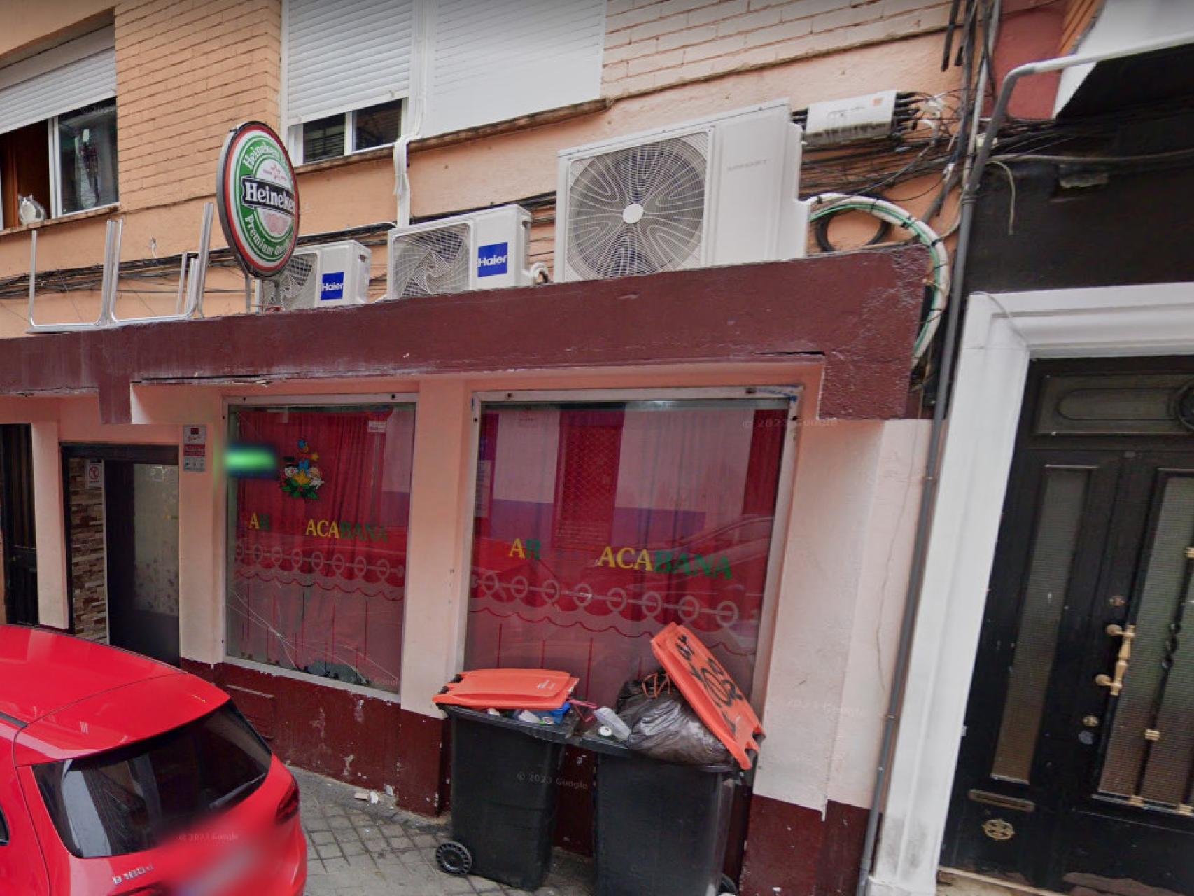 Cierran una cocina donde se practicaba sexo en grupo y orgías escondida en  un bar de Usera tras un estante