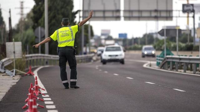 Un guardia civil en un control de tráfico.