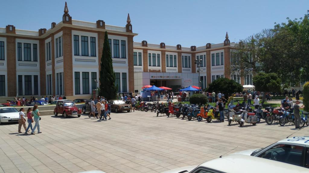 El ambiente de la Caravana Solidaria en el exterior del Museo.