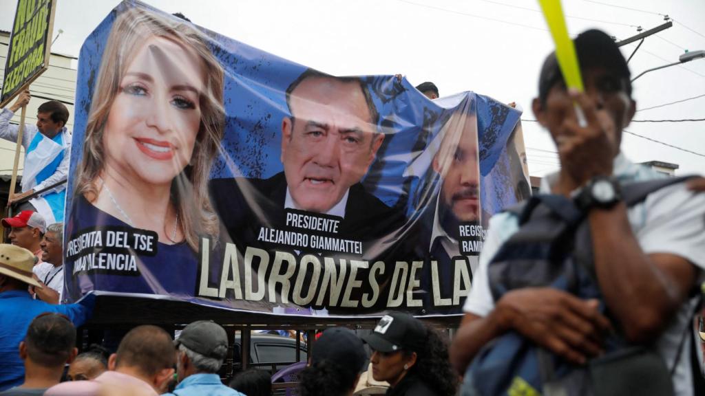 Una manifestación a favor del excandidato Carlos Pineda muestra pancartas contra el Gobierno de Giammattei.