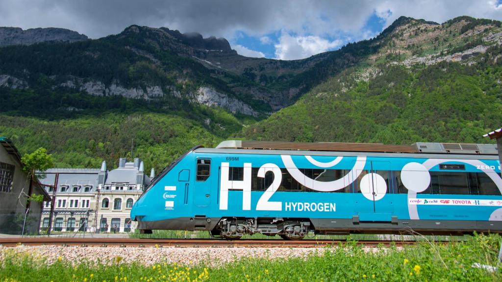 La locomotora del FCH2Rail en la estación de Canfranc