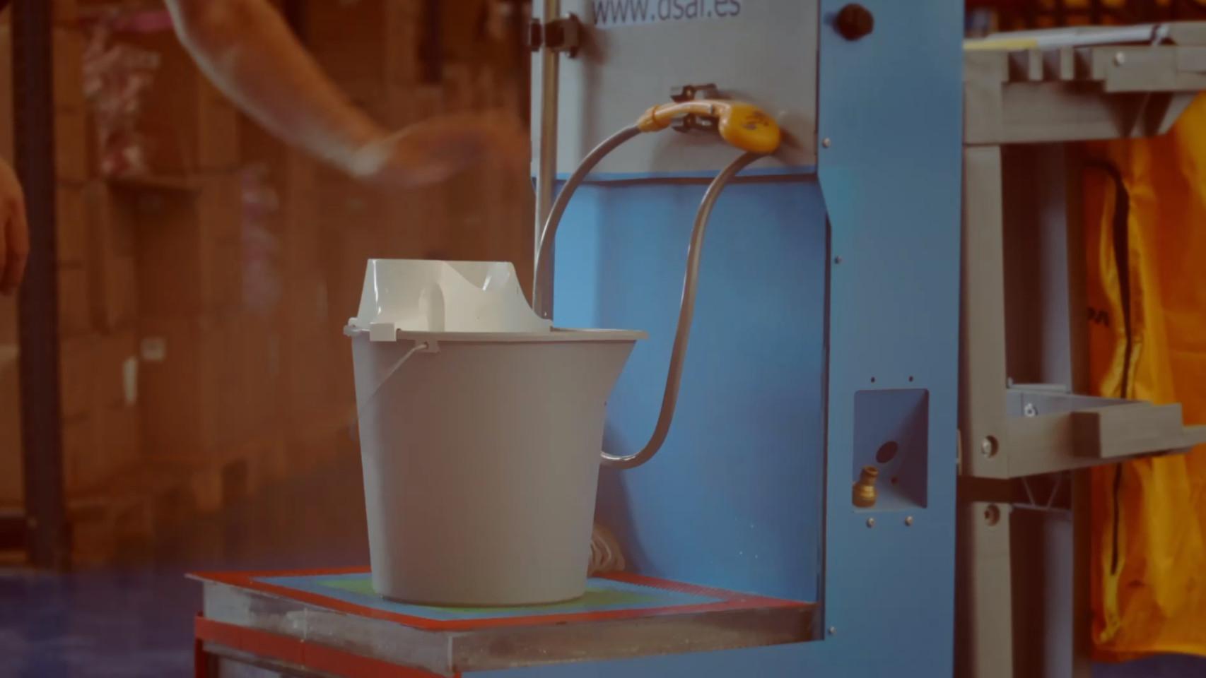 Diseño del invento que ahorra agua al limpiar.