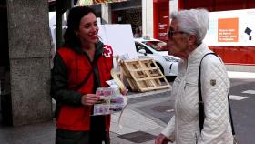 Oro parece, solidaridad es: El Sorteo del Oro de Cruz Roja en las calles de A Coruña