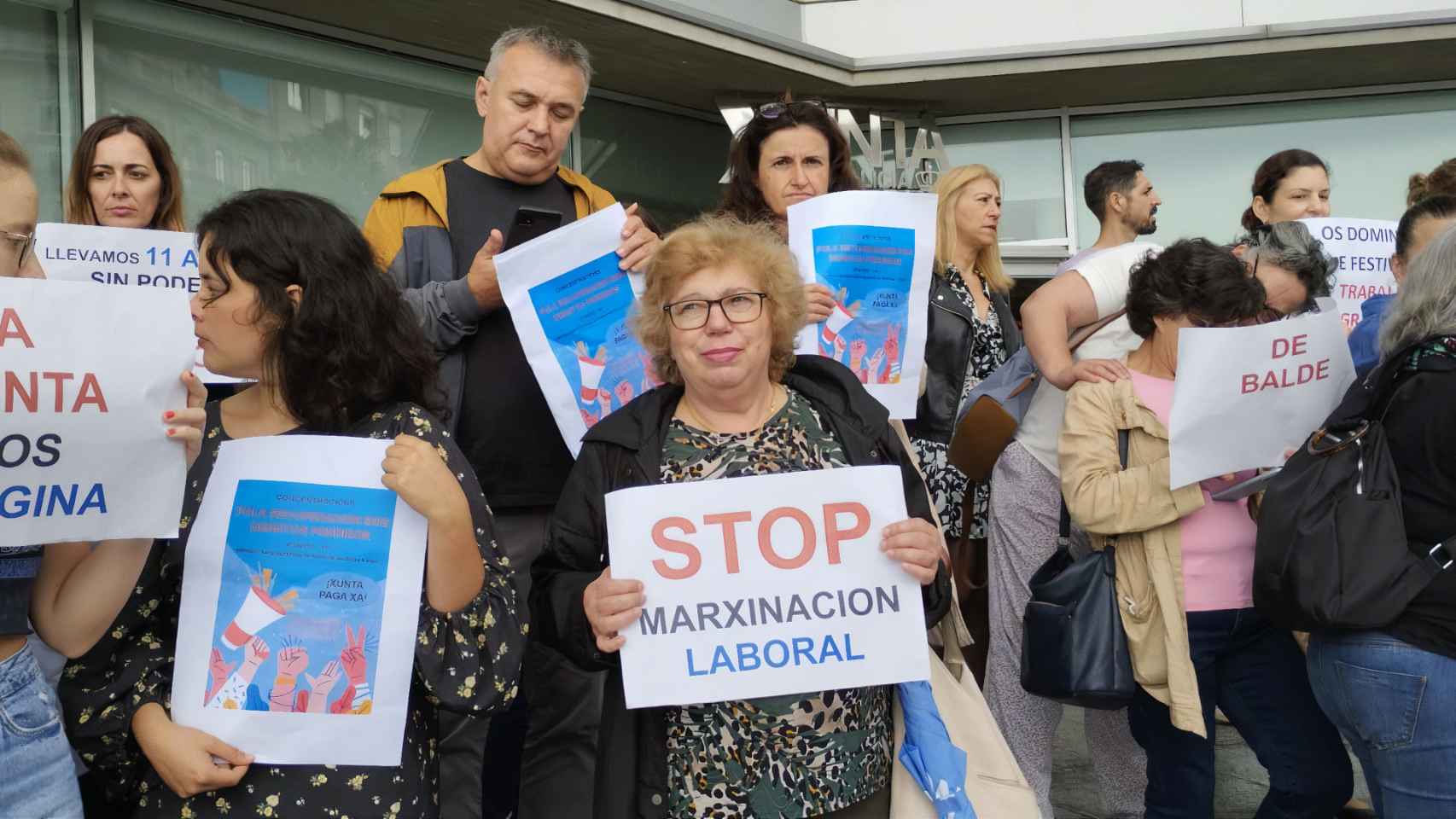 Concentración de trabajadores sociosanitarios de la Xunta frente al edificio institucional en Vigo.