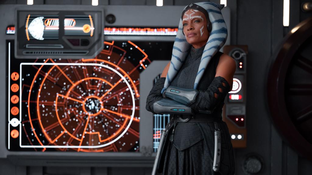 Rosario Dawson como Ahsoka Tano en la serie que protagoniza en Disney+.