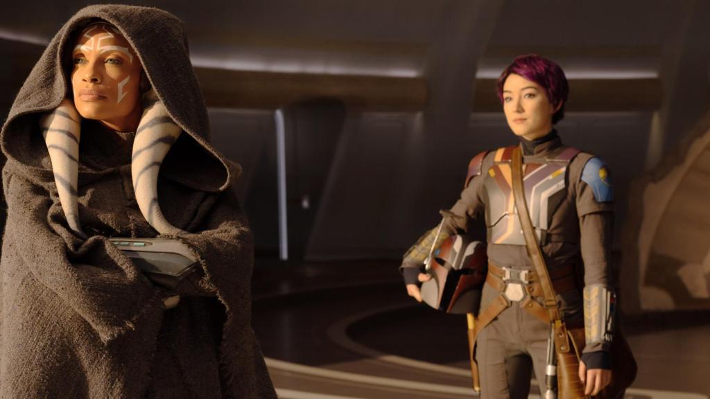 Ahsoka Tano (Rosario Dawson) y Sabine Wren (Natasha Liu Bordizzo).