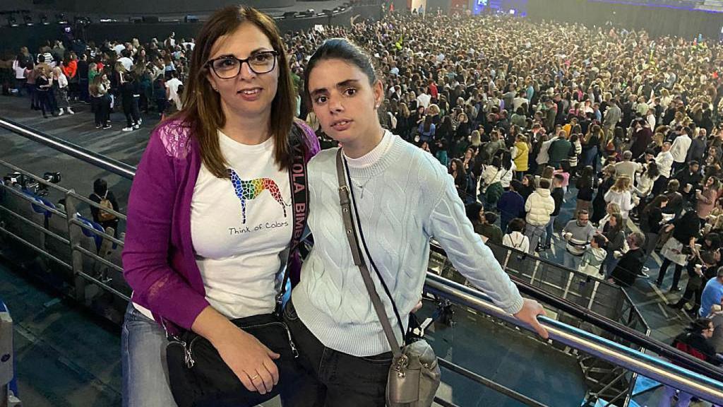 Madre e hija en un concierto