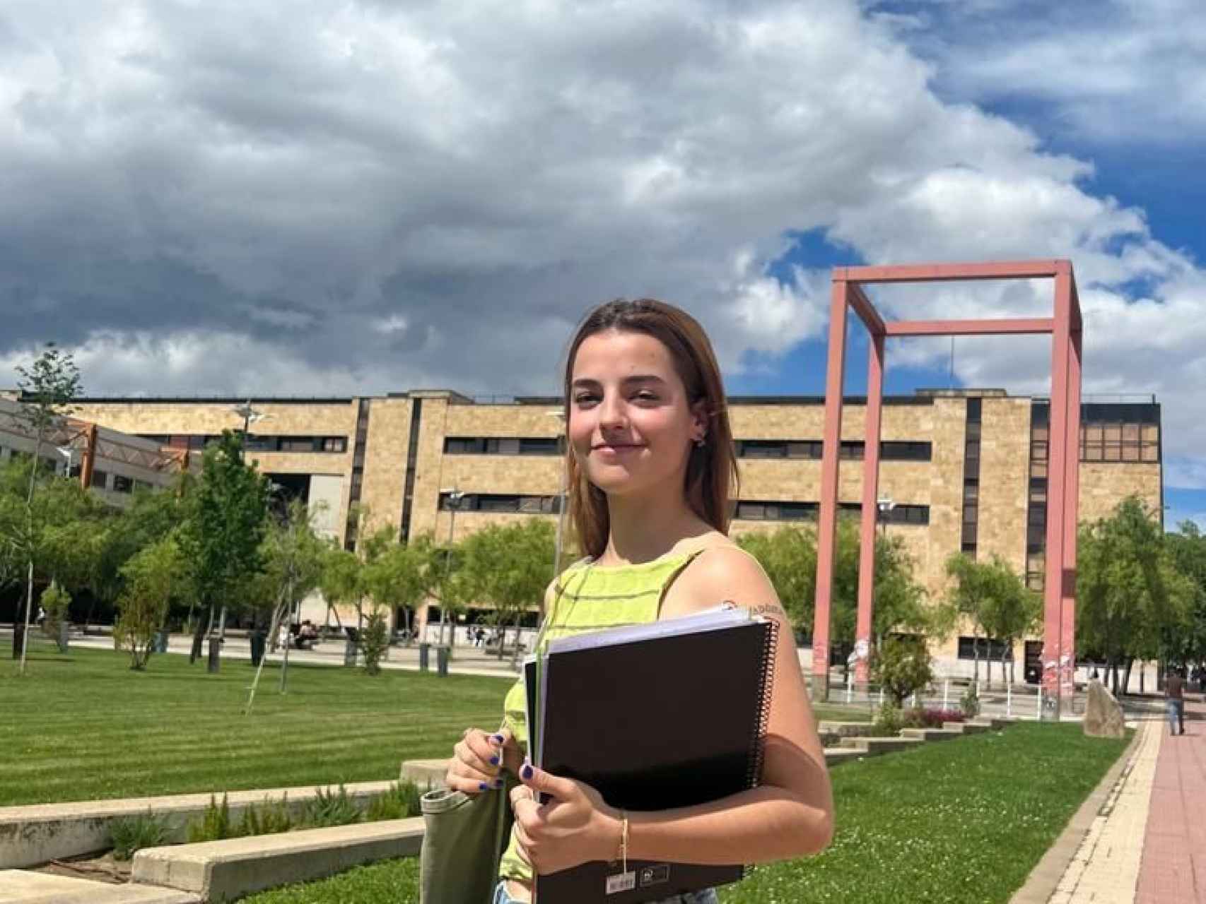 La vallisoletana Lucía Velasco posa en las instalaciones de las Facultad