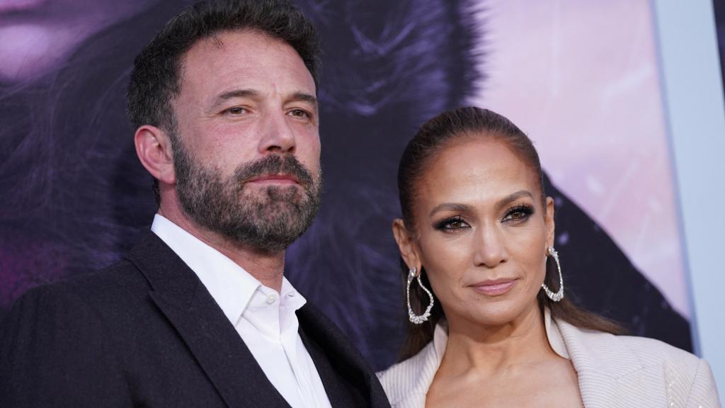 Ben Affleck con su esposa Jennifer López en una proyección de mayo de este año.