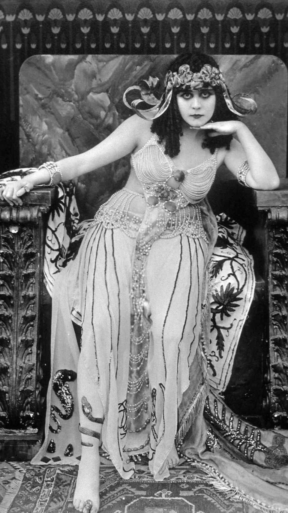 Theda Bara como Cleopatra en la película 'Cleopatra', 1917.
