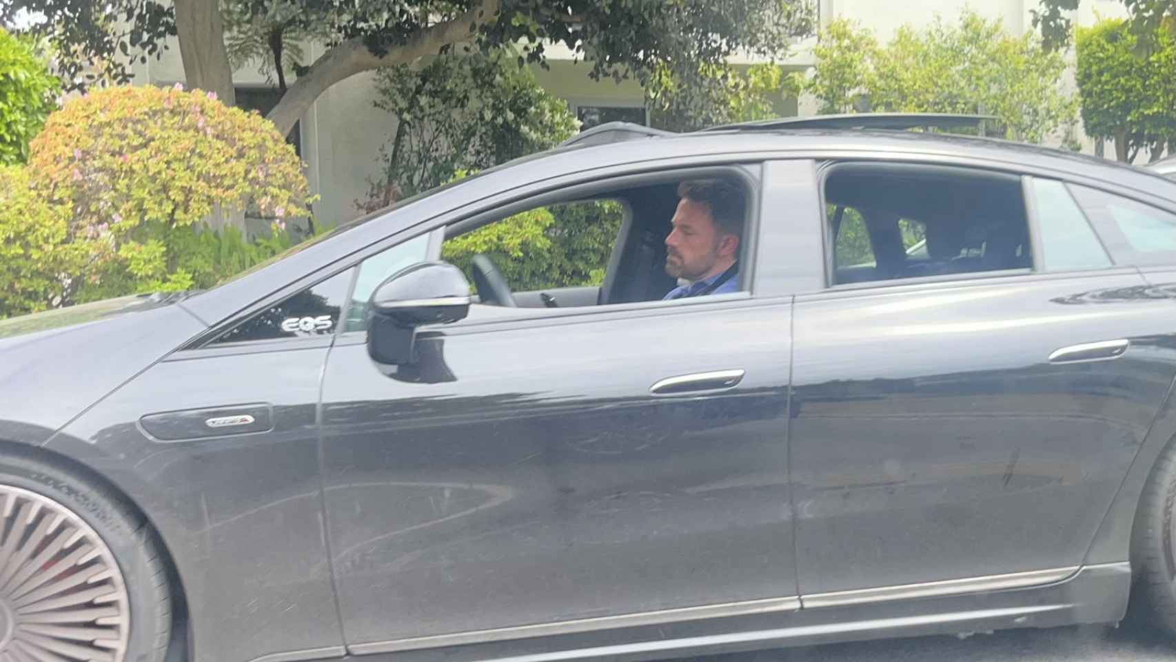 Ben Affleck en el coche, esperando a sus hijos.