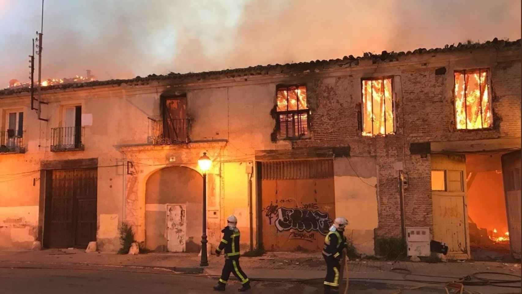 Los bomberos intentando sofocar el incendio en 2018