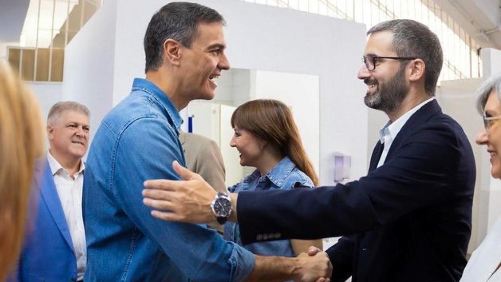 Pedro Sánchez saludando a Francisco Lucas, en la campaña electoral de mayo, en el mitin que ofreció en el Pabellón Príncipe de Asturias de Murcia.