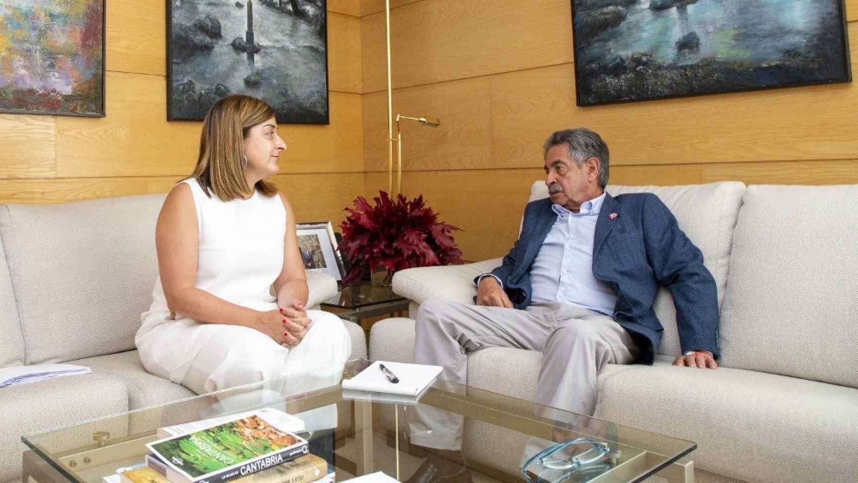 María José Sáenz de Buruaga y Miguel Ángel Revilla, durante una reunión en 2019.