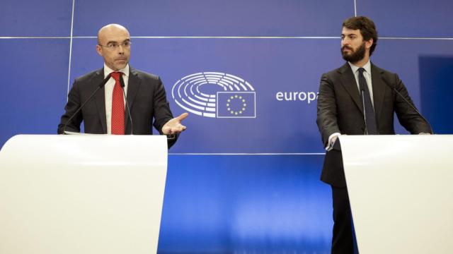 El jefe de la delegación de Vox en el Parlamento Europeo, Jorge Buxadé, y el vicepresidente de la Junta de Castilla y León, Juan García-Gallardo; en su comparecencia