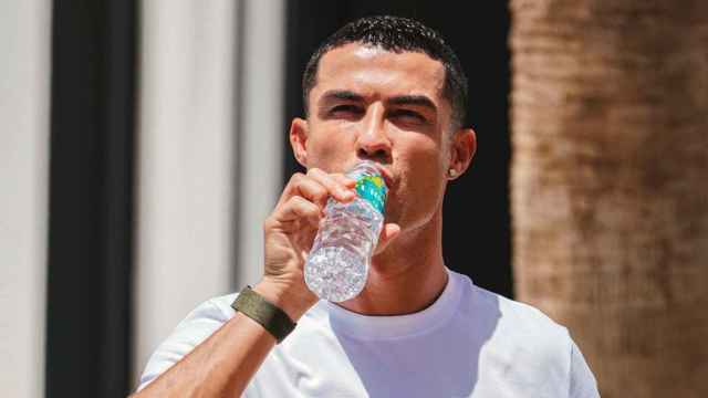 Cristiano Ronaldo bebiendo el agua Urus