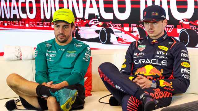 Fernando Alonso, junto a Max Verstappen en una rueda de prensa de Mundial de F1.