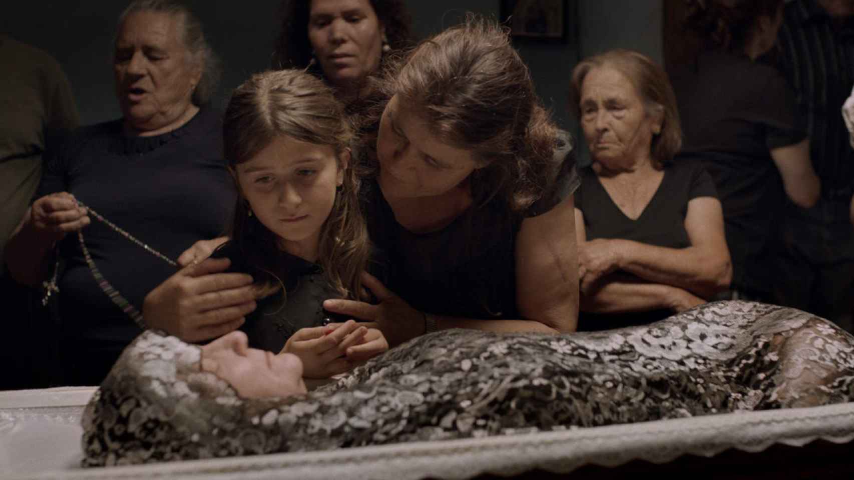 Lua Michel y Ana Padrão, frente al cuerpo sin vida de la abuela (Ester Catalao)