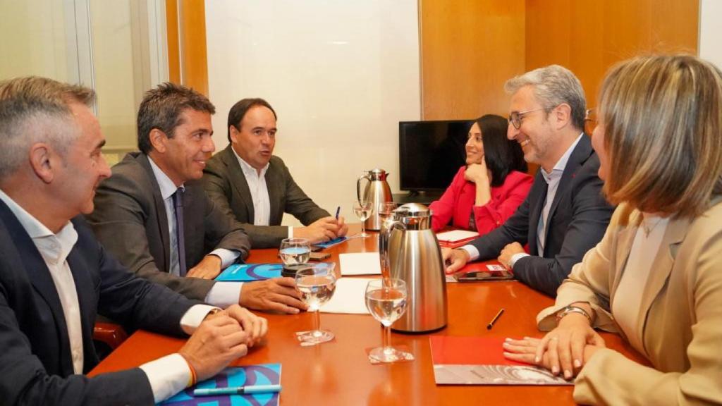 Reunión entre los equipos de PP y PSOE para la investidura de Carlos Mazón. EE