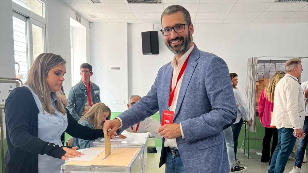 Francisco Lucas, número 1 del PSOE de Murcia al Congreso de los Diputados, el 28 de mayo, votando en las elecciones municipales y autonómicas.