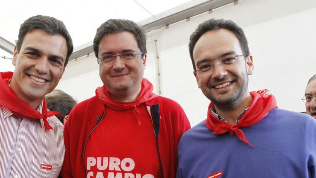 Sánchez, Óscar López y Antonio Hernando, juntos en una fiesta del PSOE en 2010.