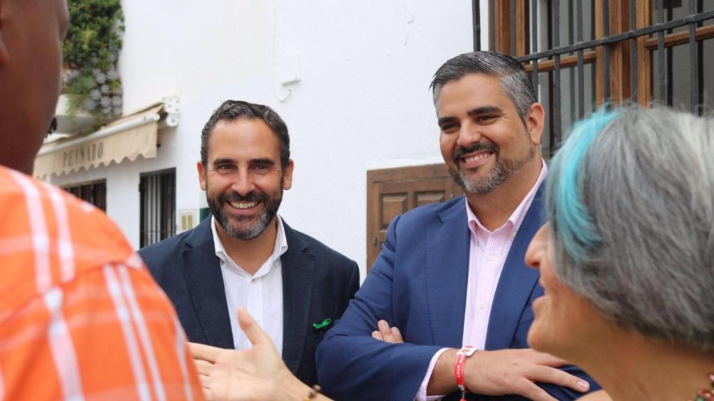 El secretario general del PSOE de Málaga, Daniel Pérez, junto a Josele González.