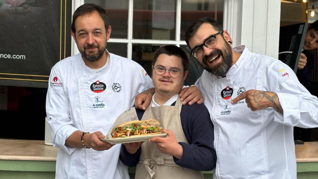 Javi, Adrián y Moncho, con el nuevo bocadillo