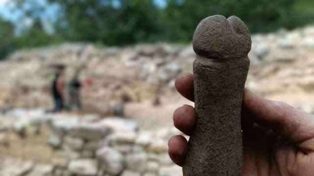 Piedra en forma de pene hallada en la Torre de Meira, en Moaña (Pontevedra).