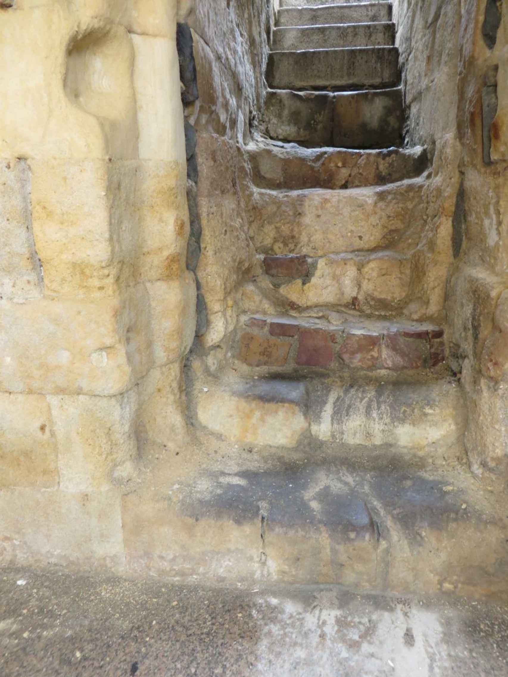 Estado actual de la escalera de la Cueva de Salamanca
