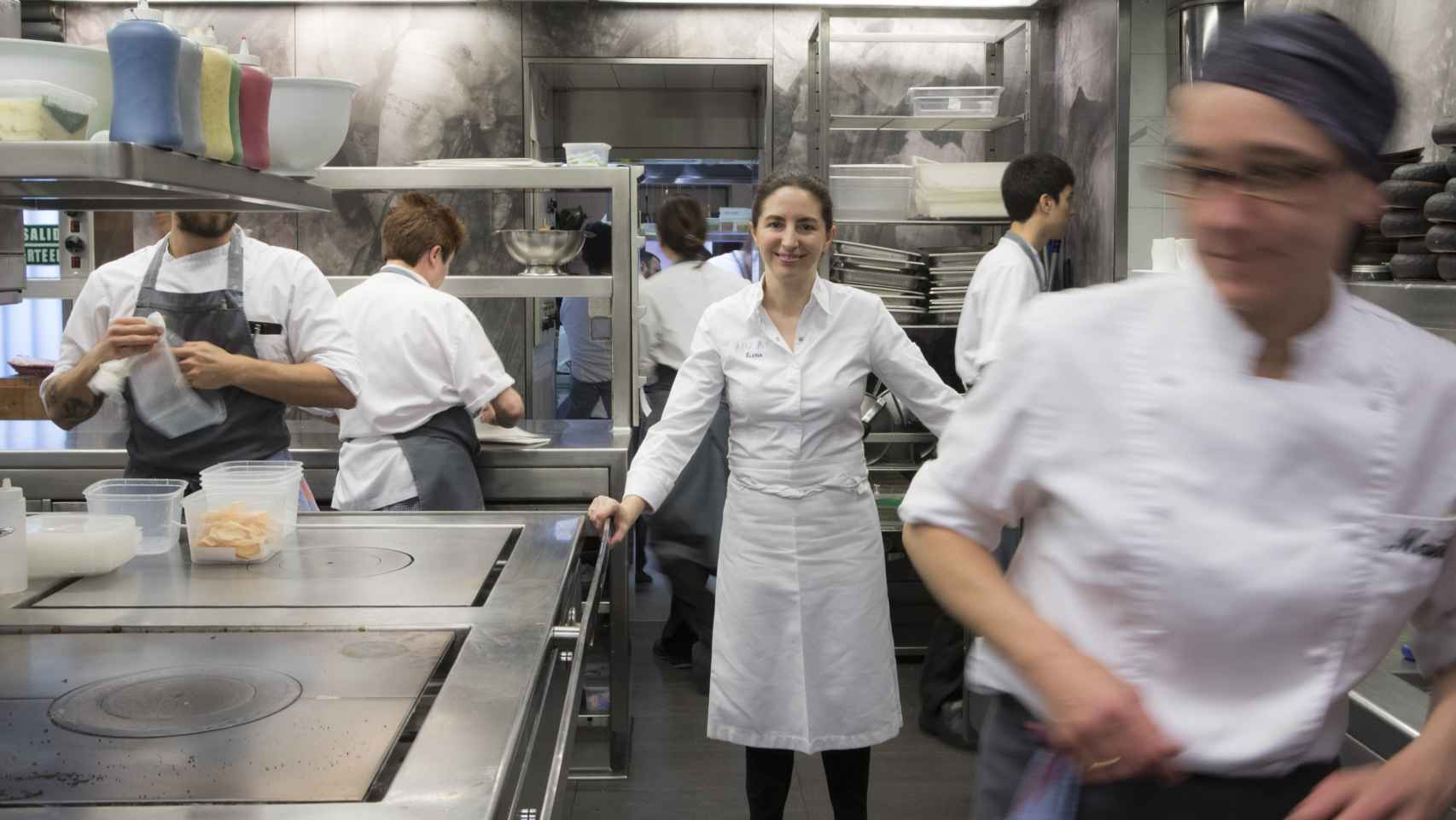 Elena Arzak en su cocina y con su equipo.