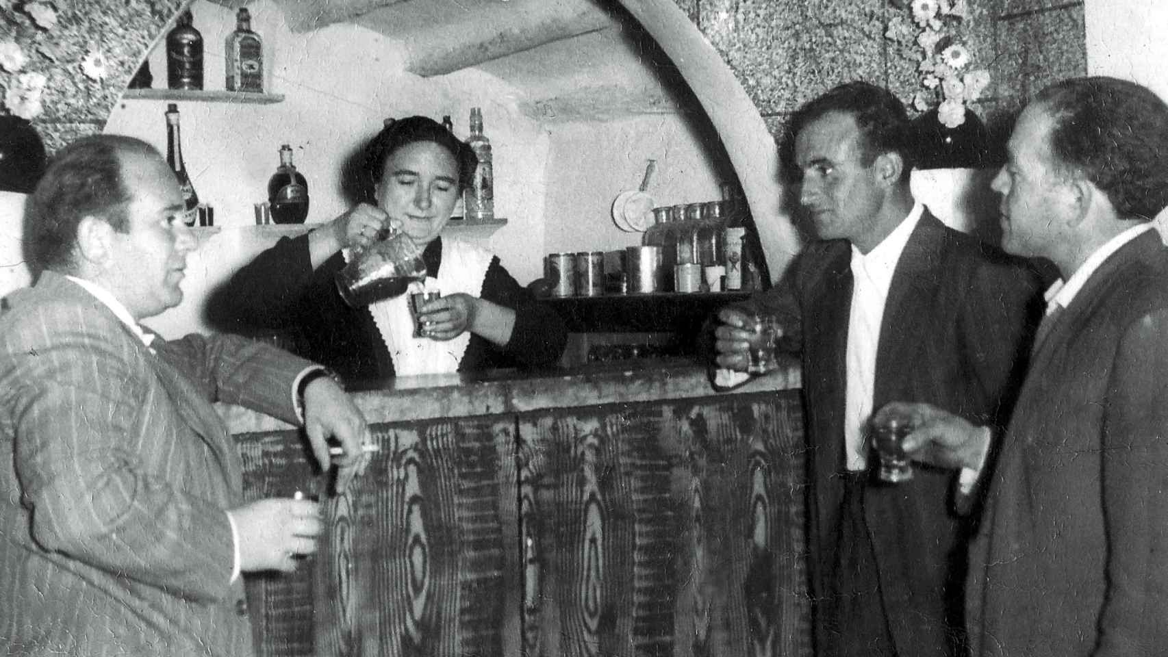 Bar en Cervera del Llano (Cuenca).  Una de las imágenes de la exposición virtual 'Colmados, comercios y bares: tradición y memoria de Castilla-La Mancha’