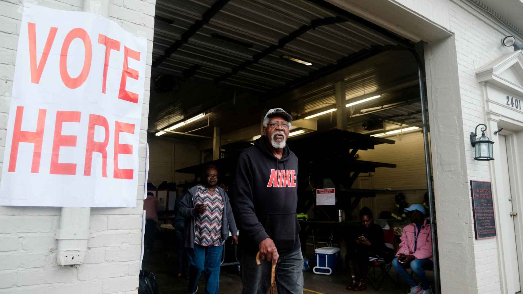 Un votante saliendo de un colegio electoral en Selma, Alabama, el 3 de marzo de 2020.
