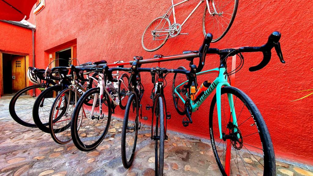 Bicicletas aparcadas en el CicloLodge.