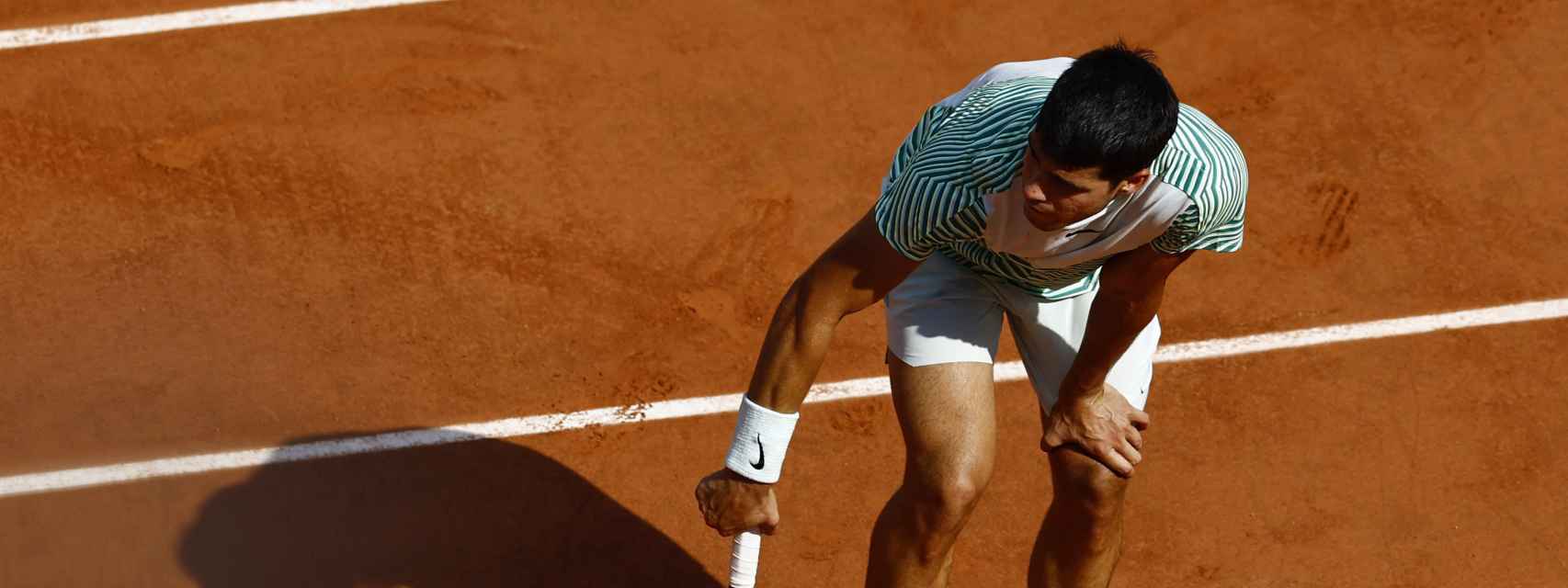 Carlos Alcaraz en el momento en el que se lesiona en su partido contra Djokovic en Roland Garros.