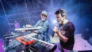 Víctor Elías tocando con Taburete.