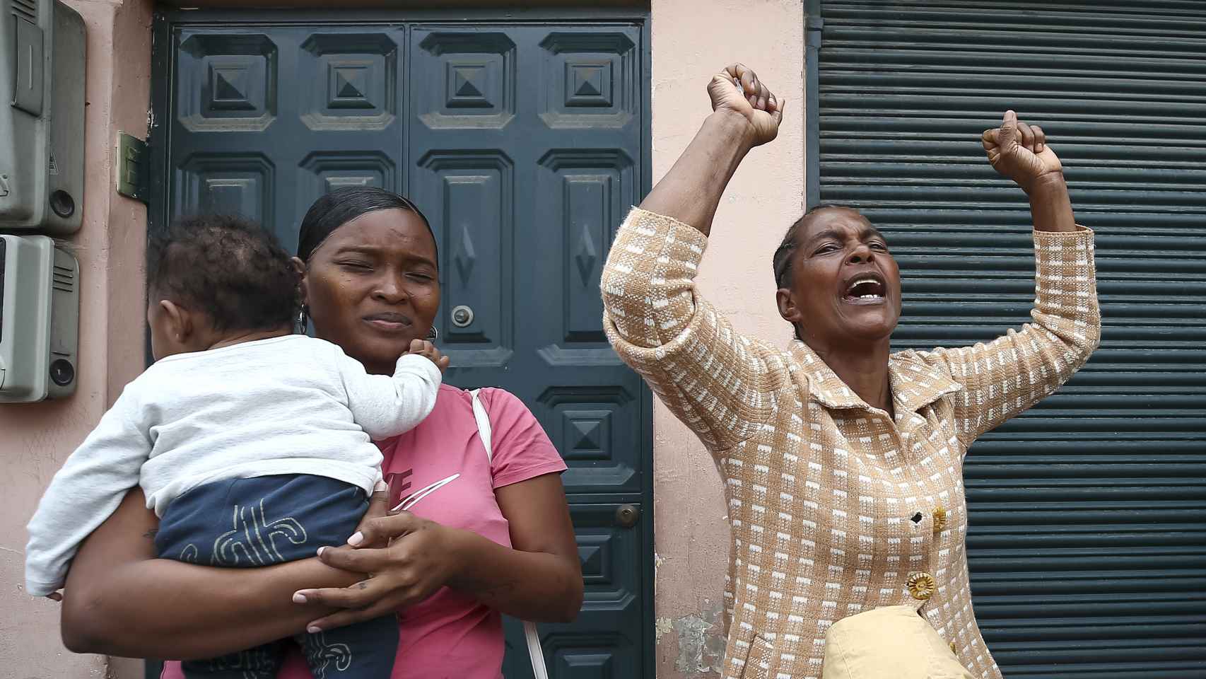 Familiares de reos gritan a las afueras de la cárcel quiteña de El Inca, este jueves.