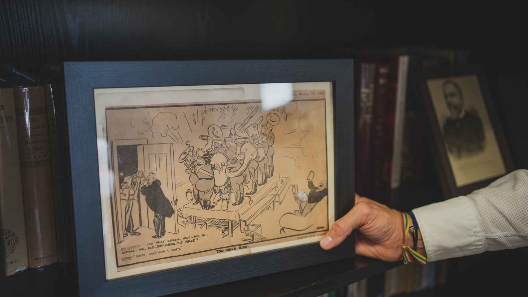 La caricatura de David Low (el viñetista que desesperó a Hitler) en el despacho de Capellán.