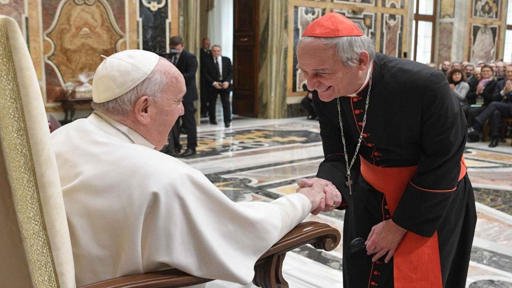 El cardenal Zuppi junto al papa Francisco en el Vaticano