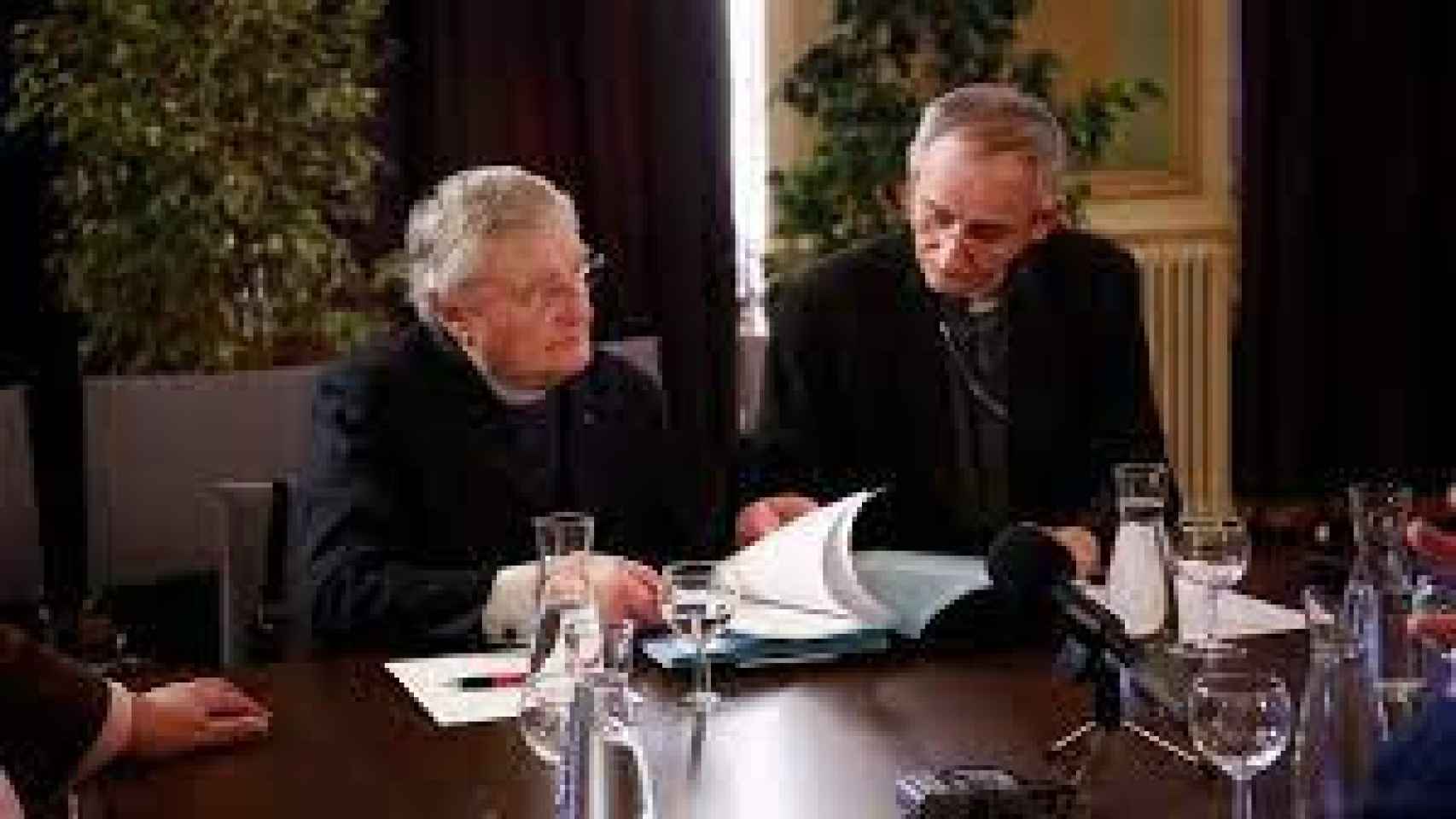 El sacerdote norirlandés (izq) Harold Good, junto a Matteo Zuppi (dcha) en Bayona en 2017