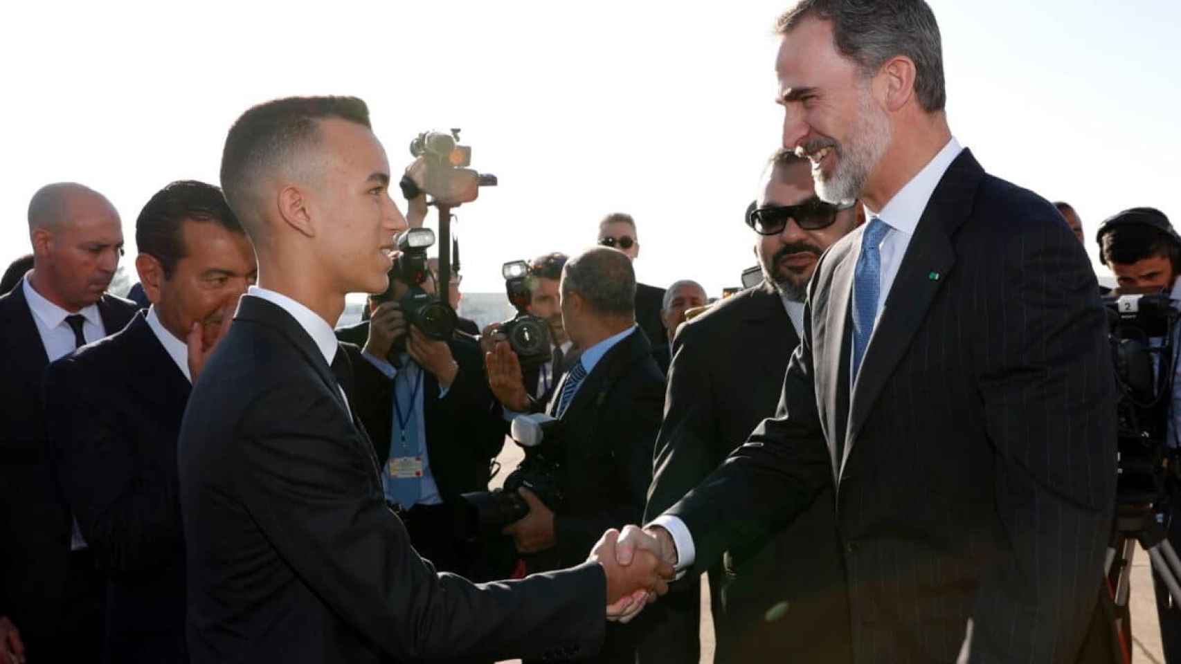 El Rey Felipe VI, saluda al Príncipe Heredero, Moulay Hassan, en 2019.